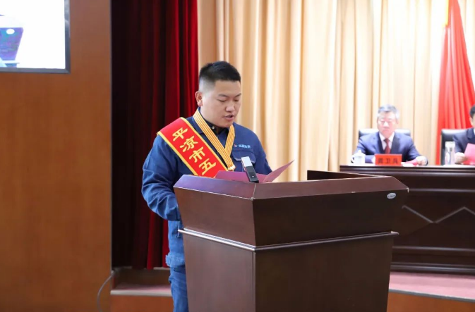 喜報(bào)！市產(chǎn)投集團(tuán)員工楊李榮獲2022年平?jīng)鍪形逡粍趧?dòng)獎(jiǎng)?wù)?圖2)
